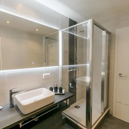 Holzer Apartment *